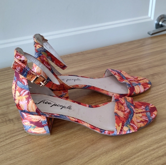 👠👠Host Pick 2X👠👠 Free People Patterned Fabric Block Heel Sandals - Picture 5 of 7